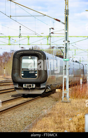 Kristianstad, Schweden - 20. März 2016: Ein Zug geht jetzt um die ATC oder ATP Balise Transponder zwischen den Schienen zu überqueren. Dies Stockfoto