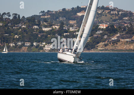 Segelboot Sausalito Küste an einem Sonnentag rasch voran. Stockfoto