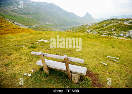 Leere Holzbank auf Sedlo Pass im Durmitor Nationalpark in Montenegro Stockfoto