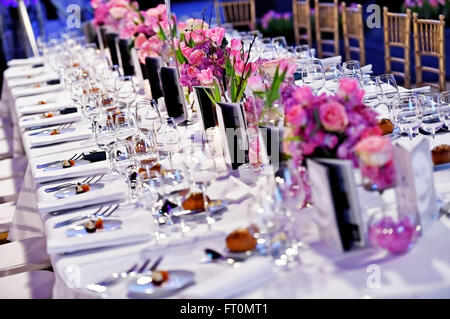 Festlichen Tisch mit Blumensträuße und Vorspeisen in einem restaurant Stockfoto