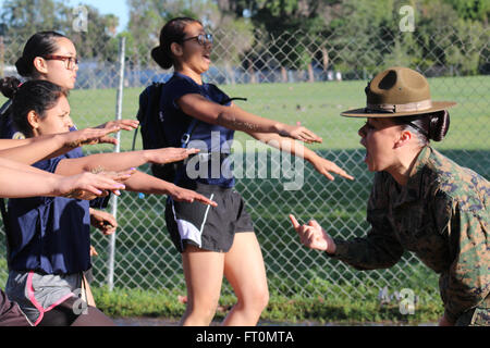 Drill Instructor Staff Sgt Kayla Cerda befiehlt Poolees Pf Recruiting Stationen Los Angeles und Orange County an der Stelle während einer weiblichen Vorratsfunktion in Sherman Oaks Erholungspark in Van Nuys, Kalifornien, 12. März 2016 laufen. (U.S. Marine Corps Foto von Staff Sgt. Alicia R. Führer/freigegeben) Stockfoto