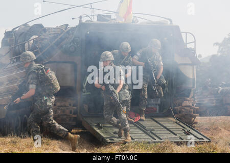 Service-Mitglieder aus der Republik Korea teilnehmen an einer amphibischen Fähigkeiten Demonstration Hat Yao Beach, Rayong, Thailand, während des Trainings Gold Cobra, 12. Februar 2016. Kobra-Gold ist eine multinationale Übung entwickelt, um Sicherheit und Interoperabilität zwischen dem Königreich Thailand, den USA und anderen teilnehmenden Nationen zu stärken. (US Marine Corps Combat Kamera Foto: Lance Cpl. Jeremy L. Laboy/freigegeben) Stockfoto