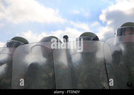 Rumänische Soldaten des 26. Berg-Bataillon führen Riot Gruppenkontrolle training während einer Kosovo Force (KFOR) Mission Probe Übung (MRE) an den Joint Multinational Readiness Center in Hohenfels, Deutschland, 18. Februar 2016. Die KFOR MRE 21 basiert auf der aktuellen betrieblichen Umgebung und wurde entwickelt, um das Gerät für Friedensförderung, Stabilität und Einsätze im Kosovo zur Unterstützung der zivilen Behörden weiterhin ein sicheres Umfeld vorzubereiten.  (US Armee-Foto von Pvt. Randy Wren/freigegeben) Stockfoto