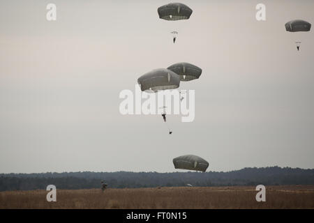 US-Soldaten als Fallschirmjäger mit der 82nd Airborne Division zugewiesen führen einen static-Line Sprung von einer US-Luftwaffe c-130 Hercules auf Sizilien-Drop-Zone während der Samstag Proficiency springen Programm (SPJP), in Fort Bragg, N.C., 20. Februar 2016. Die SPJP baut auf Kompetenz, Erfahrung und Vertrauen der Fallschirmjäger.  (US Armee-Foto von Sgt. Tierney P. Curry) Stockfoto