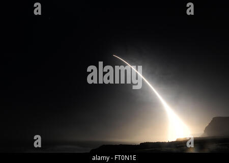 Eine unbewaffnete Interkontinentalrakete Minuteman III startet während einer Funktionsprüfung am 23:34, 20. Februar 2016, Vandenberg Air Force Base, Kalifornien (US Air Force Foto von Michael Peterson/freigegeben) Stockfoto