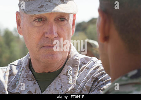 US-Vorsitzender der Joint Chiefs Of Staff, Marine General Joseph F. Dunford Jr., in der Nähe von Gesprächen mit Soldaten auf multinationale Kräfte Beobachter (MFO) die Grenze des Sinai in Ägypten, 21. Februar 2016. Die multinationale Kraft und Beobachter (MFO) ist eine internationale Friedenstruppe, die Aufsicht über die Nutzungsbedingungen der Friedensvertrag zwischen Ägypten und Israel. (DoD Foto von D. Myles Cullen/freigegeben) Stockfoto