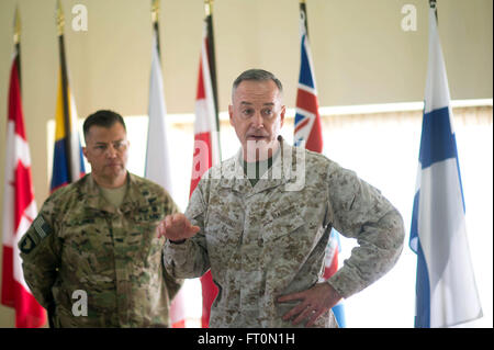 US-Vorsitzender der Joint Chiefs Of Staff, Marine General Joseph F. Dunford Jr., in der Nähe von Gespräche mit Mitgliedern der multinationalen Kräfte Beobachter nach der MFO North Camp zum Mittagessen bei der Grenze von Sinai in Ägypten, 21. Februar 2016.  (DoD Foto von D. Myles Cullen/freigegeben) Stockfoto