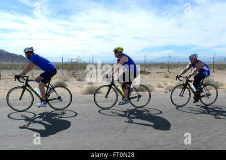 Air Force Studien Radsport Konkurrenten fahren in Richtung Ziellinie während der 2016 Luftwaffe Versuche am Nellis Air Force Base, Nevada, am 27. Febr. Die Air Force-Studien sind eine adaptive Sport-Event zur Förderung der geistige und körperliche Wohlbefinden ernsthaft Verwundete, Kranke und verletzte Militärangehörige und Veteranen. Mehr als 100 verwundet, konkurrieren kranke oder verletzte Soldaten und Soldatinnen vom ganzen Land um einen Platz auf der 2016 Krieger Spiele Team darstellen der Luftwaffe an der US Military Academy in West Point im Juni. (US Air Force Foto von Staff Sgt. DeAndre Curtiss/freigegeben Stockfoto