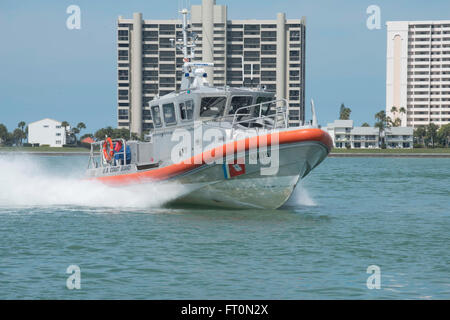 Ein 45-Fuß-Antwort Boot-Medium von Coast Guard Station Sand Key, Florida, ist nahe dem Bahnhof, 29. Februar 2016 gezeigt. Crew-Mitglieder von der Station sind verantwortlich für die Sicherheit von mehr als 2.000 Quadrat-Meilen vor der Küste von Florida.  (Foto: U.S. Coast Guard Petty Officer 2. Klasse Ashley J. Johnson) Stockfoto