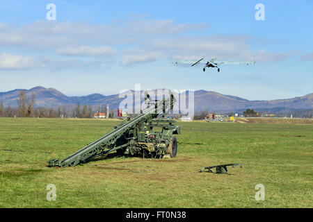 Ein RQ7B Schatten 54. Brigade-Pionier-Bataillon, 173rd Airborne Brigade, unbemannte Flugzeuge System zugewiesen startet von einer Stickstoff-Werfer beim Aeroclub Postonja in Slowenien, 2. März 2016, während der Übung Rock Sokol. Übung Rock Sokol ist eine bilaterale Übung zwischen US-Soldaten zugewiesen 173rd Airborne Brigade und den slowenischen Streitkräften, konzentriert sich auf kleine Einheit Taktik und aufbauend auf vorangegangenen Lektionen gelernt, die Bande und Verbesserung Bereitschaft zwischen verbündet Kräfte. Der 173rd Airborne Brigade ist der US-Armee Kontingenz Response Force in Europa, bietet rap Stockfoto