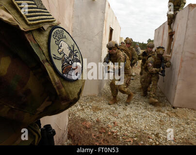 Flieger aus dem 1st Combat Kamera Squadron und 3. bekämpfen Kamera Squadron Praxis Flur clearing Techniken während der Bewegung in urbanem Gelände Ausbildung in Fort Jackson, S.C., 5. März 2016. Übung Scorpion Objektiv ist eine jährliche Fähigkeit zu überleben und Operate Training Evolution durch Luftwaffe 3N0XX Job Qualifikationsstandards (3N0XX AFJQS) beauftragt.  Einzelpersonen werden mit einem "krabbeln, gehen, laufen" Format der Ausbildung angewiesen.  Die Ausbildung soll Bekämpfung Kamera Personal aller Ränge und Schwierigkeitsstufen in grundlegende Taktiken, Techniken und Verfahren inhärent t Fortbildungsmaßnahmen anzubieten Stockfoto