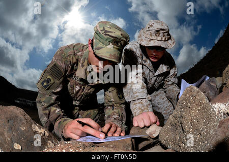 U.S. Army CPL Gregory McLellan und US Marine Corps CPL. Clinton Smith, gemeinsame Korporale Leadership Development Course Studenten, Grundstück Rasterpunkte während der Land Navigation Teil des Camp Lemonier Joint Corporal Leadership Development Course in Arta, Dschibuti, 3. März 2016. Bei der Auswertung mussten Soldaten, Matrosen, Piloten und Marines acht verschiedene Punkten zu finden und navigieren zu diesen Punkten in ein zeitgesteuertes Ereignis. (Foto: U.S. Air Force Tech Sergeant Dan DeCook) Stockfoto