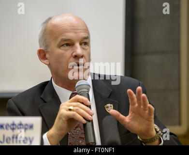 Expedition 47-NASA-Astronaut Jeff Williams ist während einer Besatzung Pressekonferenz am Gagarin Kosmonauten Training Center (GCTC), Freitag, 26. Februar 2016, in Star City, Russland gesehen. Bildnachweis: (NASA/Bill Ingalls) Stockfoto