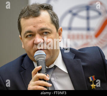 Der russische Kosmonaut Oleg Skripochka wird auf einer Pressekonferenz der Crew vor seinem Start im Rahmen der Expedition 47 gezeigt. Die Veranstaltung fand am 26. Februar 2016 im Gagarin Cosmonaut Training Center in Star City, Russland, statt und ist Teil der Vorbereitungen für seine Mission an Bord der Sojus-Raumsonde. Stockfoto