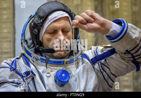 Expedition-47 backup Crew-Mitglied, dons russischen Kosmonauten Andre Borisenko von Roskosmos, seine Sokol Anzug vor dem Sojus Qualifikation Examen mit russischer Kosmonaut Sergei Ryzhikov und NASA-Astronaut Shane Kimbrough, Mittwoch, 24. Februar 2016, die Gagarin Kosmonauten Training Center (GCTC) in Star City, Russland. Bildnachweis: (NASA/Bill Ingalls) Stockfoto