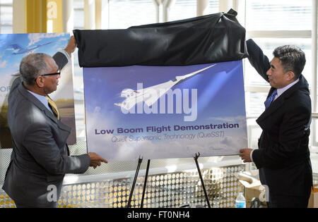 Enthüllen Sie NASA-Administrator Charles Bolden, links, und Jaiwon Shin, Associate Administrator für NASA Aerospace Research Mission Directorate, zweiter von rechts, ein Künstler-Konzept eines möglichen Low Boom Flight Demonstration ruhig Supersonic Transport (QueSST) X-Plane Design während einer Pressekonferenz, Montag, 29. Februar 2016 bei Ronald Reagan Washington National Airport in Arlington, VA.  Administrator Bolden kündigte die Vergabe eines Auftrags für den vorläufigen Entwurf einer "niedrigen Boom" Flug Demonstration Flugzeuge im Rahmen des NASA Horizonte Aviation Initiative, die im th eingeführt wurde Stockfoto