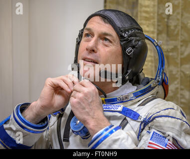 Expedition-47 backup Crew-Mitglied, NASA-Astronaut Shane Kimbrough dons seine Sokol Anzug vor dem Sojus-Qualifikation-Examen mit russischen Kosmonauten Andre Borisenko und Sergei Ryzhikov von Roskosmos, Mittwoch, 24. Februar 2016, die Gagarin Kosmonauten Training Center (GCTC) in Star City, Russland. Bildnachweis: (NASA/Bill Ingalls) Stockfoto