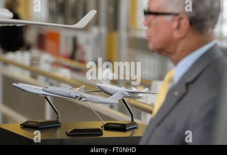 Während einer Pressekonferenz am 29. Februar 2016 wurden am Ronald Reagan Washington National Airport verschiedene Flugzeugmodelle mit fortschrittlichem Konzept ausgestellt. Auf der Veranstaltung wurde die NASA-Initiative New Aviation Horizons vorgestellt, die sich auf die Entwicklung eines Demonstrationsflugzeugs mit niedrigem Boom konzentriert. Stockfoto