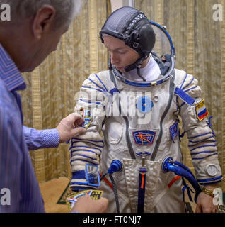 Expedition 47 backup Crew-Mitglied, russischer Kosmonaut Sergei Ryzhikov von Roskosmos zieht seinen Sokol Anzug vor dem Sojus-Qualifikation-Examen mit russischen Kosmonauten Andre Borisenko von Roskosmos, und NASA-Astronaut Shane Kimbrough, Mittwoch, 24. Februar 2016, die Gagarin Kosmonauten Training Center (GCTC) in Star City, Russland. Bildnachweis: (NASA/Bill Ingalls) Stockfoto