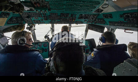 Russische MI-8 Such- und Rettungsteams in Kasachstan unterstützen die Landung des Sojus TMA-18M-Raumschiffs und bringen den NASA-Mann Scott Kelly und die russischen Kosmonauten Michail Kornienko und Sergej Wolkow nach ihrer einjährigen Mission an Bord der Internationalen Raumstation zurück. Die Mission sammelte wichtige Daten über die Anpassung des Menschen an den Langzeit-Weltraumflug für zukünftige Mars-Missionen. Stockfoto