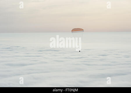 Die Sojus-Sonde TMA-18M landet in der Nähe von Zhezkazgan, Kasachstan, und kehrt nach einer einjährigen Mission auf der ISS Scott Kelly und russische Kosmonauten der NASA zurück. Stockfoto