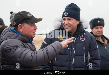 Ehemaliger Kosmonaut und Vater der russische Kosmonaut Sergej Wolkow, Alexander Volkov, links, spricht mit Kopf von Roskosmos Igor Komarov wie er wartet auf seinen Sohn aus dem Raumschiff Sojus TMA - 18 M mit Expedition 46 Kommandant Scott Kelly der NASA und der russische Kosmonaut Mikhail Kornienko in der Nähe der Stadt Zhezkazgan, Kasachstan über Mittwoch, 2. März 2016 (Kasachisch Zeit) extrahiert werden. Kelly und Kornienko abgeschlossen eine internationale Raumstation Rekord Jahre währenden Mission wertvolle Daten über die Wirkung von langer Dauer Schwerelosigkeit auf den menschlichen Körper zu sammeln, die verwendet wird, um eine bemannte Mission zu formulieren Stockfoto