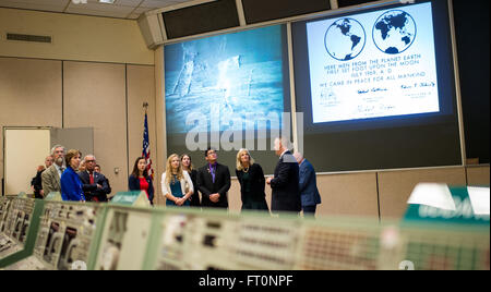 Norm Knight, Chef der NASA Flight Director Office, spricht ganz rechts bei einem Rundgang durch die Apollo-Mission Control Center mit Dr. John Holdren, Direktor des Direktors und White House Office of Science and Technology Policy, links, Ellen Ochoa, Johnson Space Center der NASA, der zweite von links, NASA-Administrator Charles Bolden, Dritter von links, Dr. Jill Biden, Ehefrau von Vize-Präsident Joe Biden , zweiter von rechts, die Mittwoch, 2. März 2016 in das Mission Control Center bei der NASA Johnson Space Center in Houston, Texas.  Dr. Biden reiste nach Houston zu Hause Astronaut Scott Kelly, begrüßen, die Rückkehr ist Stockfoto