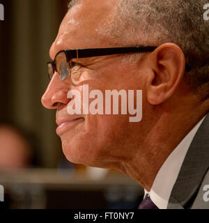 Der NASA-Administrator Charles Bolden stellt während einer Senatsanhörung den Haushaltsantrag für das Geschäftsjahr 2017 vor, in dem er die Finanzierungsprioritäten, die laufenden Programme und die geplanten Raumfahrtmissionen ausführlich beschreibt. Der Vortrag befasst sich mit der Ressourcenallokation, der Missionsplanung und den strategischen Zielen der NASA für Exploration, Wissenschaft und Technologieentwicklung. Stockfoto