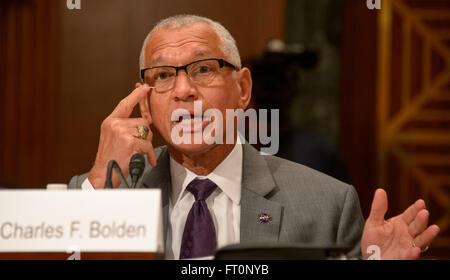 Der NASA-Administrator Charles Bolden stellt dem Senate Commerce SubCommittee Zeugenaussagen über den Antrag der NASA für das Haushaltsjahr 2017 vor und diskutiert die Finanzierung, die Programmbegründung und die Unterstützung laufender und geplanter Raumfahrtmissionen und Agenturoperationen. Stockfoto