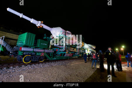 Das Raumschiff Sojus TMA - 20M ist auf der Startrampe mit dem Zug in den frühen Morgenstunden des Mittwoch, 16. März 2016 am Weltraumbahnhof Baikonur in Kasachstan ausgerollt.  Start der Sojus Rakete ist geplant für März 19 und führt Expedition 47 Sojus Commander Alexey Ovchinin von Roskosmos, Flight Engineer Jeff Williams von der NASA und Bordingenieur Oleg Skripochka von Roskosmos in den Orbit um ihre fünfeinhalb Monate Mission auf der internationalen Raumstation ISS zu beginnen. Stockfoto