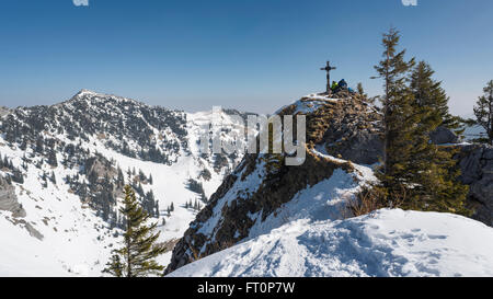 Zwei Personen auf einem Hinterland Skitour ruht auf dem schneebedeckten Gipfel des Mount Rauhkopf in den Bayerischen Alpen, Deutschland Stockfoto