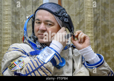 Oleg Skripochka, Kosmonaut der Expedition 47, trägt den russischen Sokol-Anzug im Gagarin Cosmonaut Training Center für die abschließende Qualifikation vor dem Flug zur Vorbereitung seiner Sojus-Mission zur Internationalen Raumstation. Stockfoto