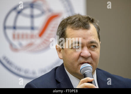 Der russische Kosmonaut Oleg Skripochka nahm an einer Crew-Pressekonferenz im Gagarin Cosmonaut Training Center in Star City, Russland, teil, bevor er an Bord von Sojus zur Expedition 47 zur Internationalen Raumstation startete. Stockfoto