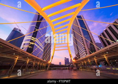 Sky-Bridge-Verbindung nach Bangkok Rapid Transit Station, Sathon Kreuzung, Bangkok, Thailand Stockfoto