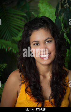 Porträt von lächelnden jungen Hispanic Frau - Puerto Vallarta, Mexiko #613PV Stockfoto