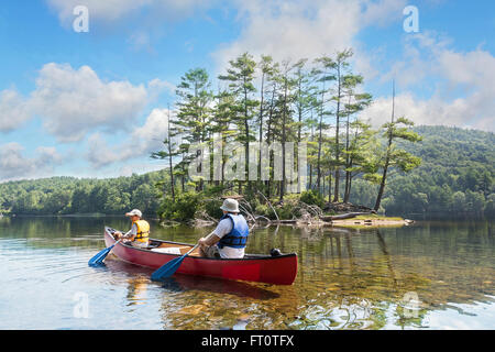 Vater und Sohn Rudern ein Kanu auf einem See Stockfoto