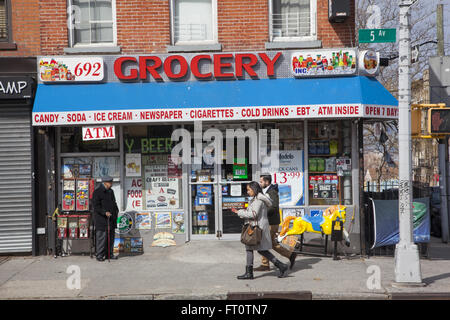 Kleine unabhängige Lebensmittelgeschäft auf der 5th Avenue in Park Slope, Brooklyn, NY. Stockfoto