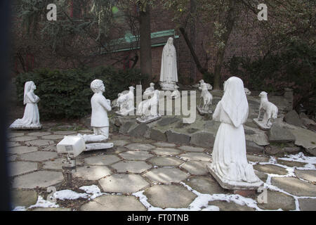 Schrein zur Erscheinung der Muttergottes von Fatima die Sichtung der Jungfrau Maria durch 3 Kinder in Portugal im Jahr 1917, die im Laufe der Geschichte wöchentlich einen Monat lang mit ihnen sprach. Katholische Kirche, Brooklyn, New York. Stockfoto