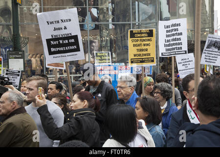 Demonstration gegen US-Kriege im Ausland und für soziale Gerechtigkeit zu Hause in Harold Square, New York. Stockfoto