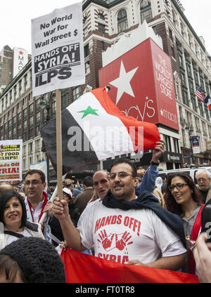 Demonstration gegen US-Kriege im Ausland und für soziale Gerechtigkeit zu Hause in Harold Square, New York. Stockfoto