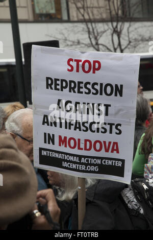 Demonstration gegen US-Kriege im Ausland und für soziale Gerechtigkeit zu Hause in Harold Square, New York. Stockfoto