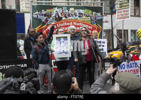 Demonstration gegen US-Kriege im Ausland und für soziale Gerechtigkeit zu Hause in Harold Square, New York. Stockfoto