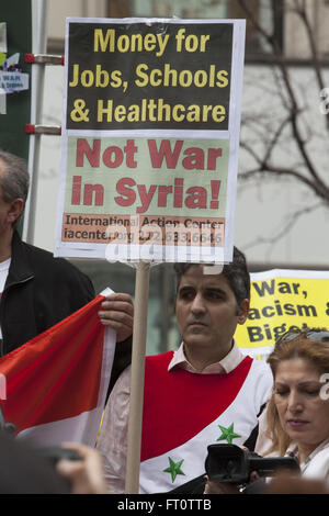 Demonstration gegen US-Kriege im Ausland und für soziale Gerechtigkeit zu Hause in Harold Square, New York. Stockfoto