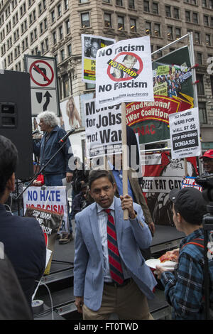 Demonstration gegen US-Kriege im Ausland und für soziale Gerechtigkeit zu Hause in Harold Square, New York. Stockfoto