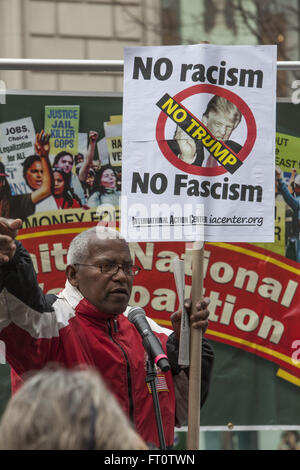 Demonstration gegen US-Kriege im Ausland und für soziale Gerechtigkeit zu Hause in Harold Square, New York. Stockfoto