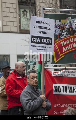 Demonstration gegen US-Kriege im Ausland und für soziale Gerechtigkeit zu Hause in Harold Square, New York. Stockfoto