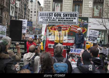 Demonstration gegen US-Kriege im Ausland und für soziale Gerechtigkeit zu Hause in Harold Square, New York. Stockfoto