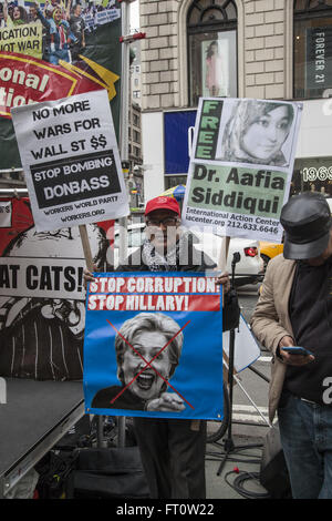 Demonstration gegen US-Kriege im Ausland und für soziale Gerechtigkeit zu Hause in Harold Square, New York. Stockfoto