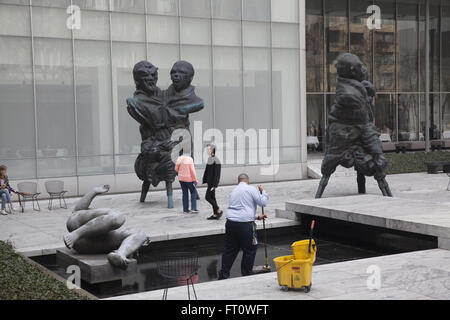 Depotbank zusammen mit Besuchern im Skulpturengarten im Museum of Modern Art, MoMA in New York City. Stockfoto