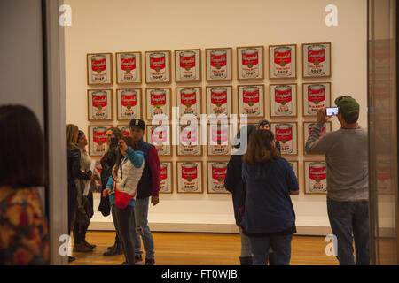 Menschen einstimmen ein Warhol ist 1962 Campbells Suppendosen Bild. MoMA, New York City Stockfoto